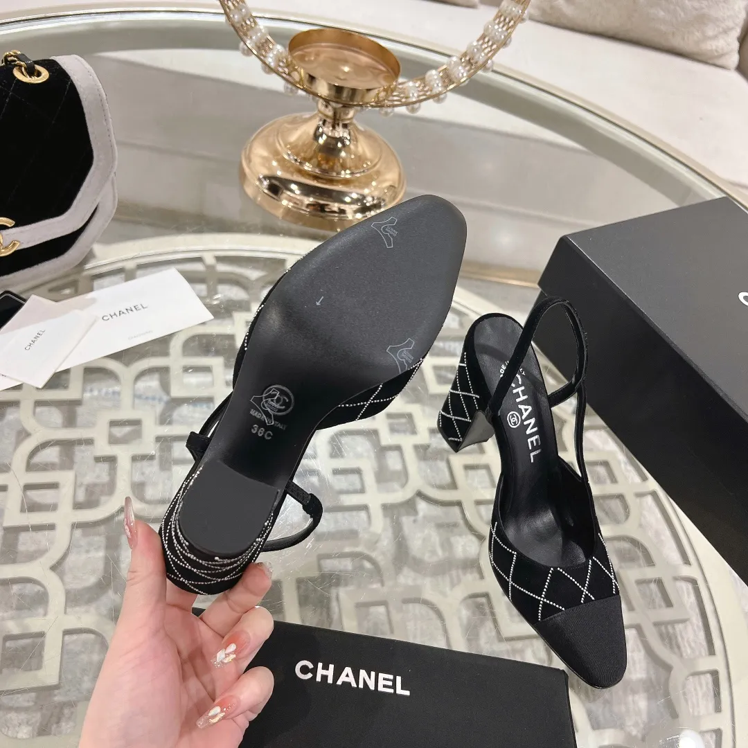 💕💕Factory direct selling price p540💕💕 CHANEL Xiangjia 25vs spring and summer new fashion sandals series... Chanel is a very comprehensive noble fashion lifestyle brand. The same models are sold by major fashion bloggers and celebrities in Hong Kong, the United States, and other countries. They are simply beautiful. I fall in love with elegance and the playful sense of the future. I want to own them right away just by looking at them. But you can really think about a pair of exquisite high heels. This series is specially designed for extraordinary and indifferent ladies to create a unique overall effect. CHANEL designs products that inspire women to move forward and highlight their charm... 1️⃣Material: original customized high mercerized sheepskin 2️⃣Inner lining: original customized imported sheepskin 3️⃣Feet: original customized imported sheepskin 4️⃣Outsole: genuine leather sole imported from Italy 5️⃣Heel height: 2.5cm/6.5cm/9cm 6️⃣Number: 34-43 (34.40.41.42.43 customized is not returnable) 7️⃣Packaging: The latest and exquisite full set of packaging at the counter